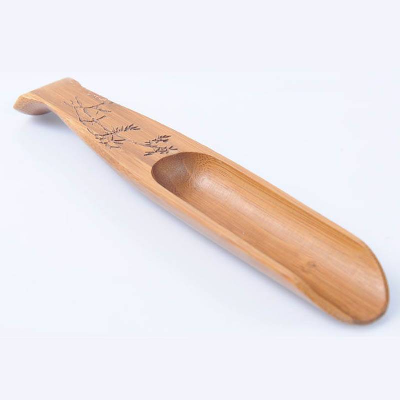 Bamboo fish-shaped tea shovel, natural color, perfect for tea ceremonies.