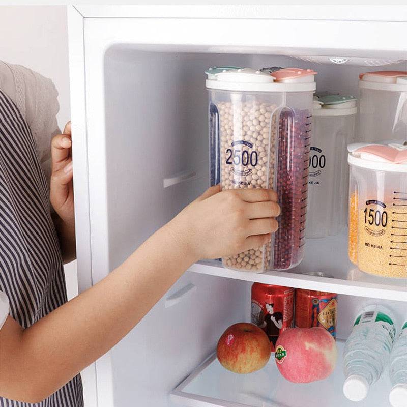 Transparent food storage box in refrigerator, moisture-proof, sealed cans.